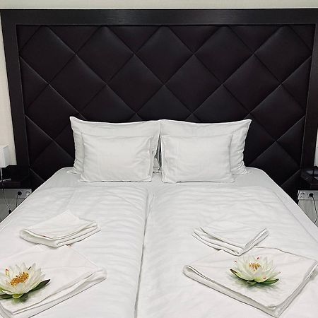Hotel Lotus Halasztelek Экстерьер фото