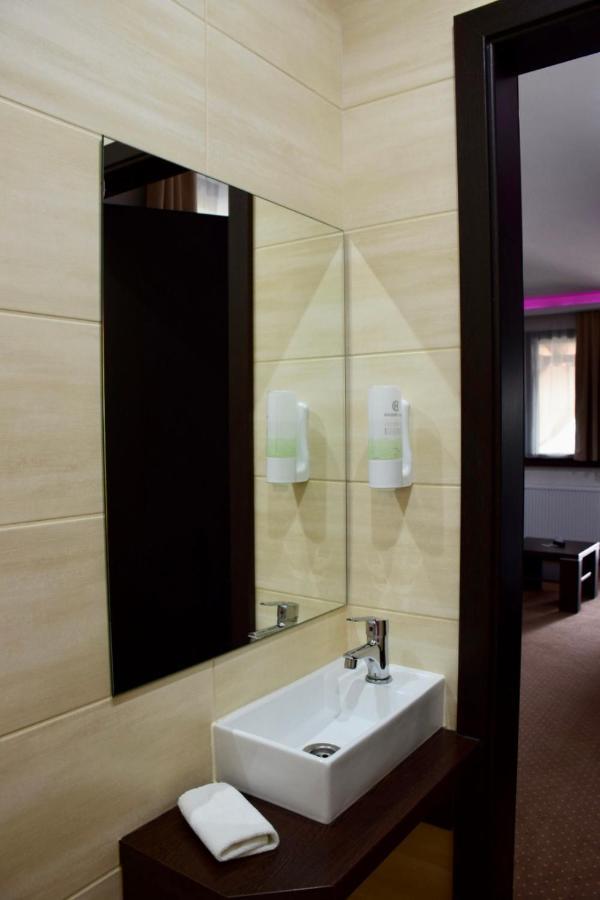 Hotel Lotus Halasztelek Экстерьер фото