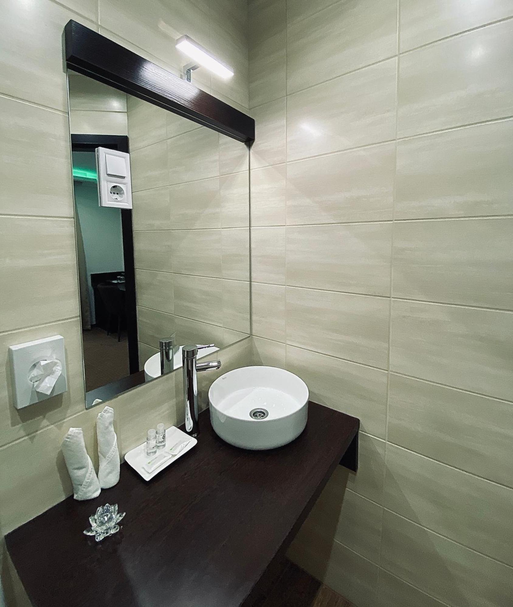 Hotel Lotus Halasztelek Экстерьер фото